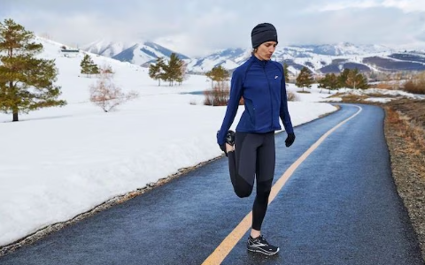 Prueba estos cuatro ejercicios de calentamiento para correr ahora que llega el invierno